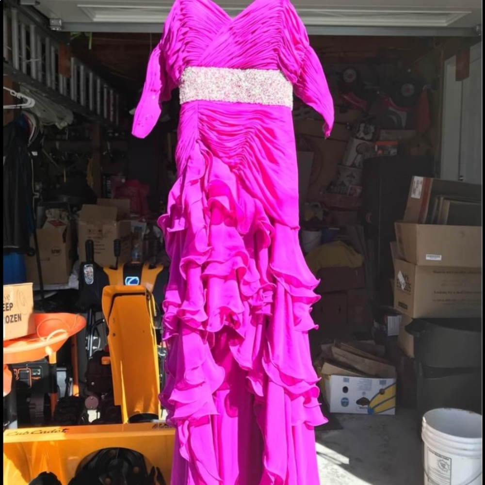 HAS FLAWS, beautiful dress. Unfortunately no tag..